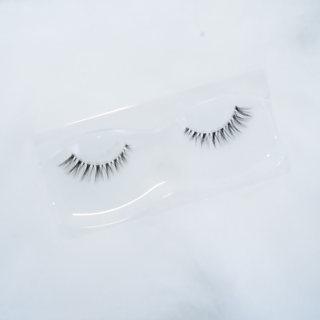 GNO noohn eyelashes out of the packaging box