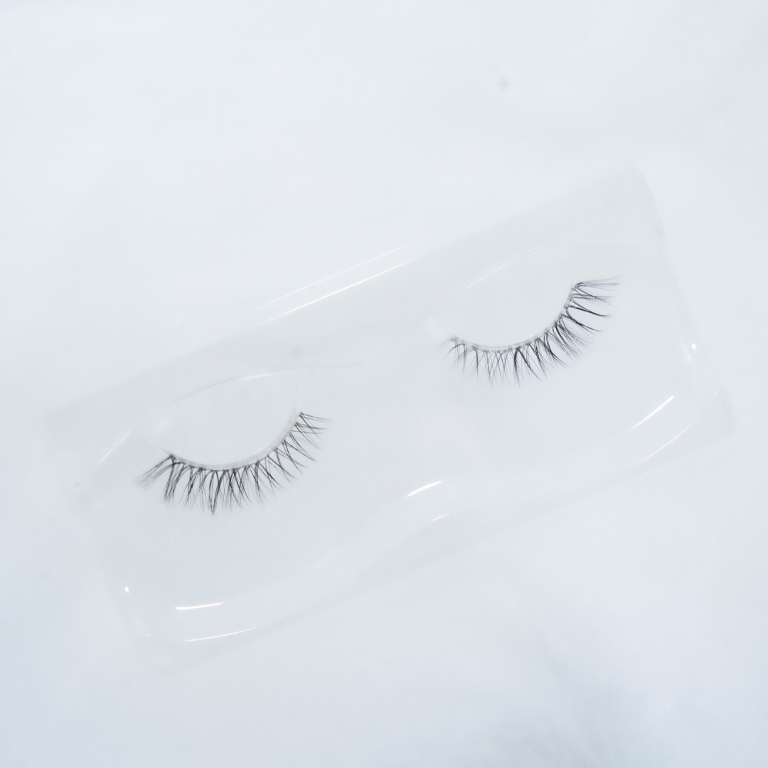 9 to 5 noohn eyelashes out of the packaging box