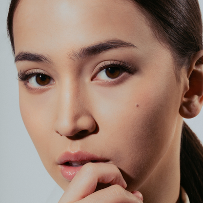 noohn beauty 9 to 5 false eyelashes on model with double eyelid eyes