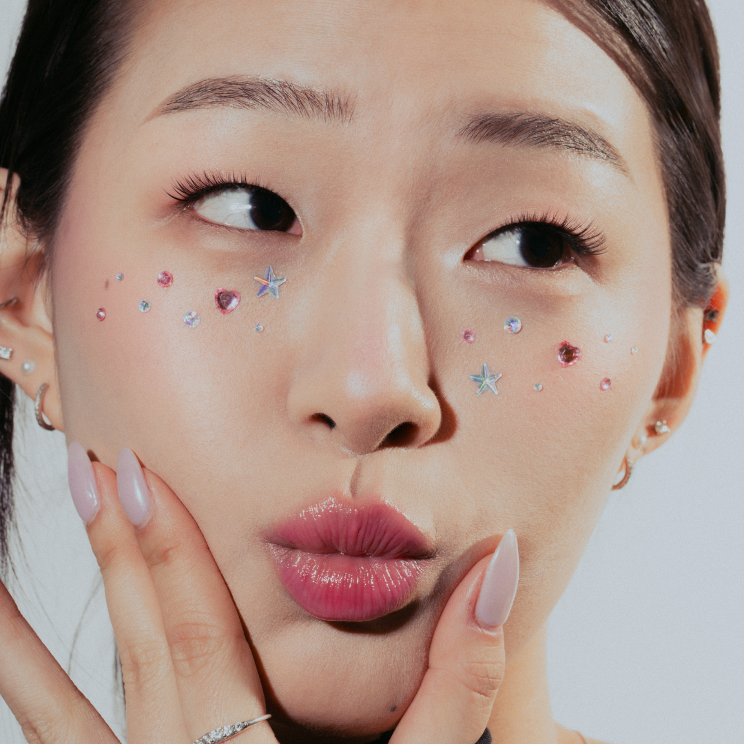 noohn beauty happy hour false eyelashes on model with monolid eyes