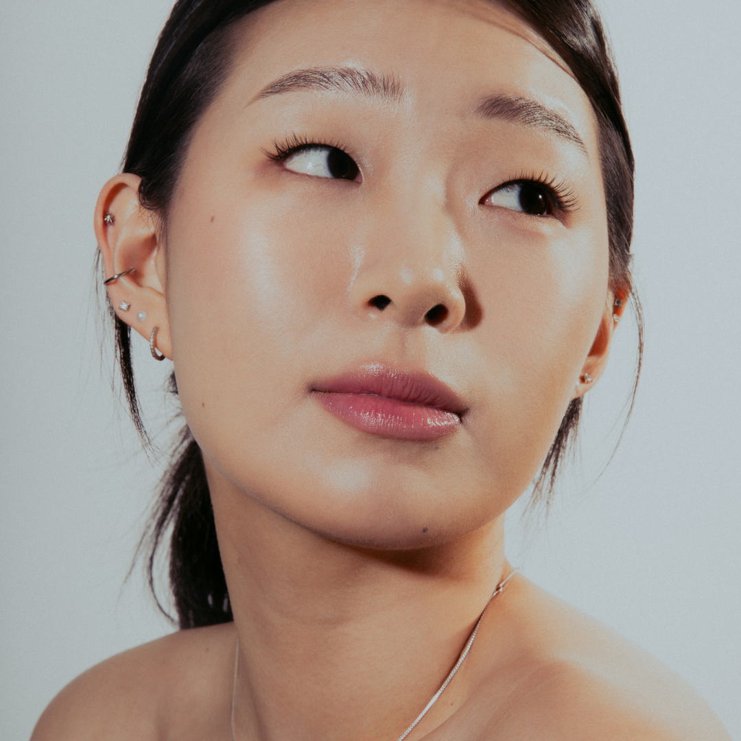 noohn beauty 9 to 5 false eyelashes on model with monolid eyes