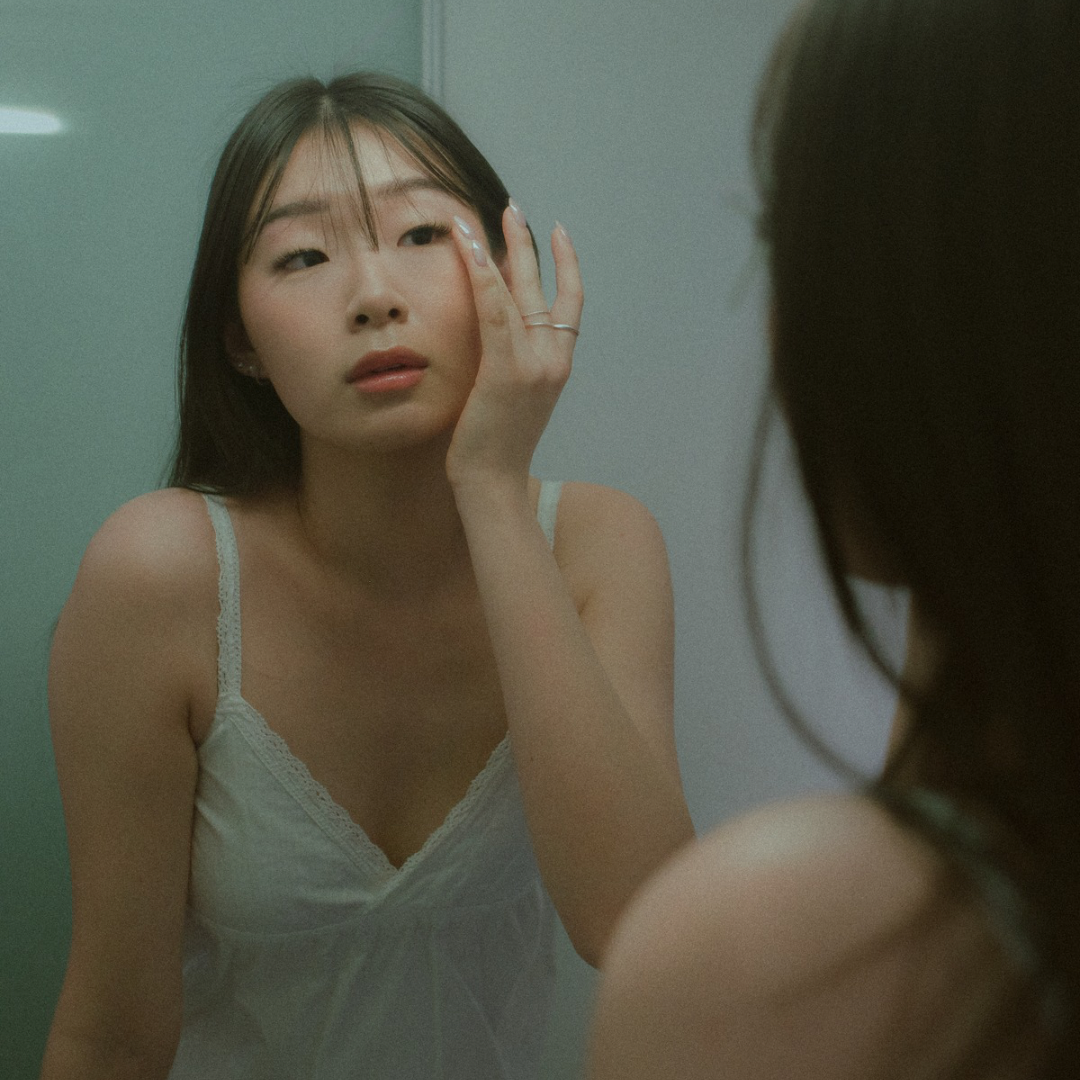 noohn beauty individual 24/7 lashes on model with monolid eyes