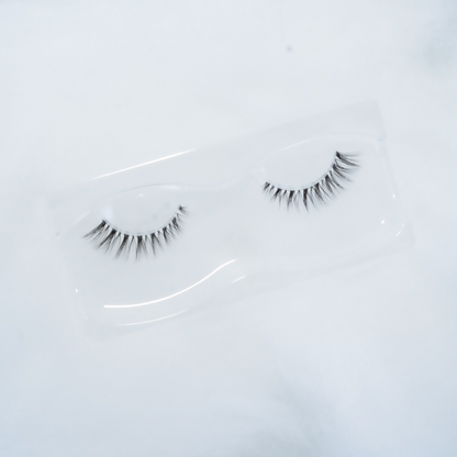 GNO noohn eyelashes out of the packaging box