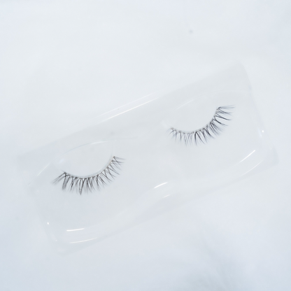 9 to 5 noohn eyelashes out of the packaging box